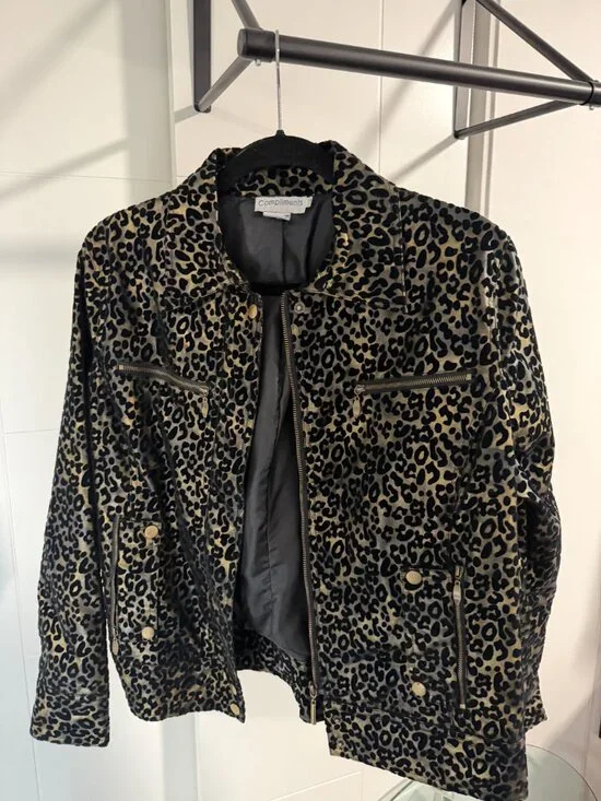 Fierce Leopard Velvet Moto Jacket: Channel Your Inner Jungle Queen - Picture 2 of 7